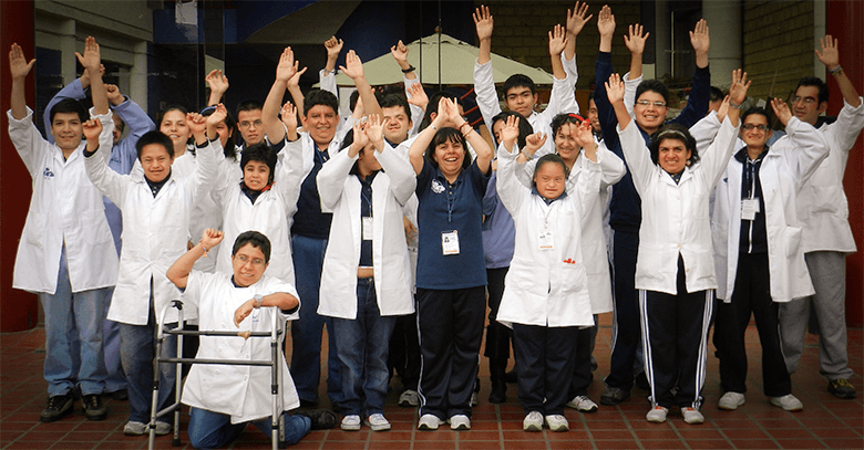 Personas con discapacidad intelectual, familias y equipo de CONFE reunidos en actividades comunitarias.