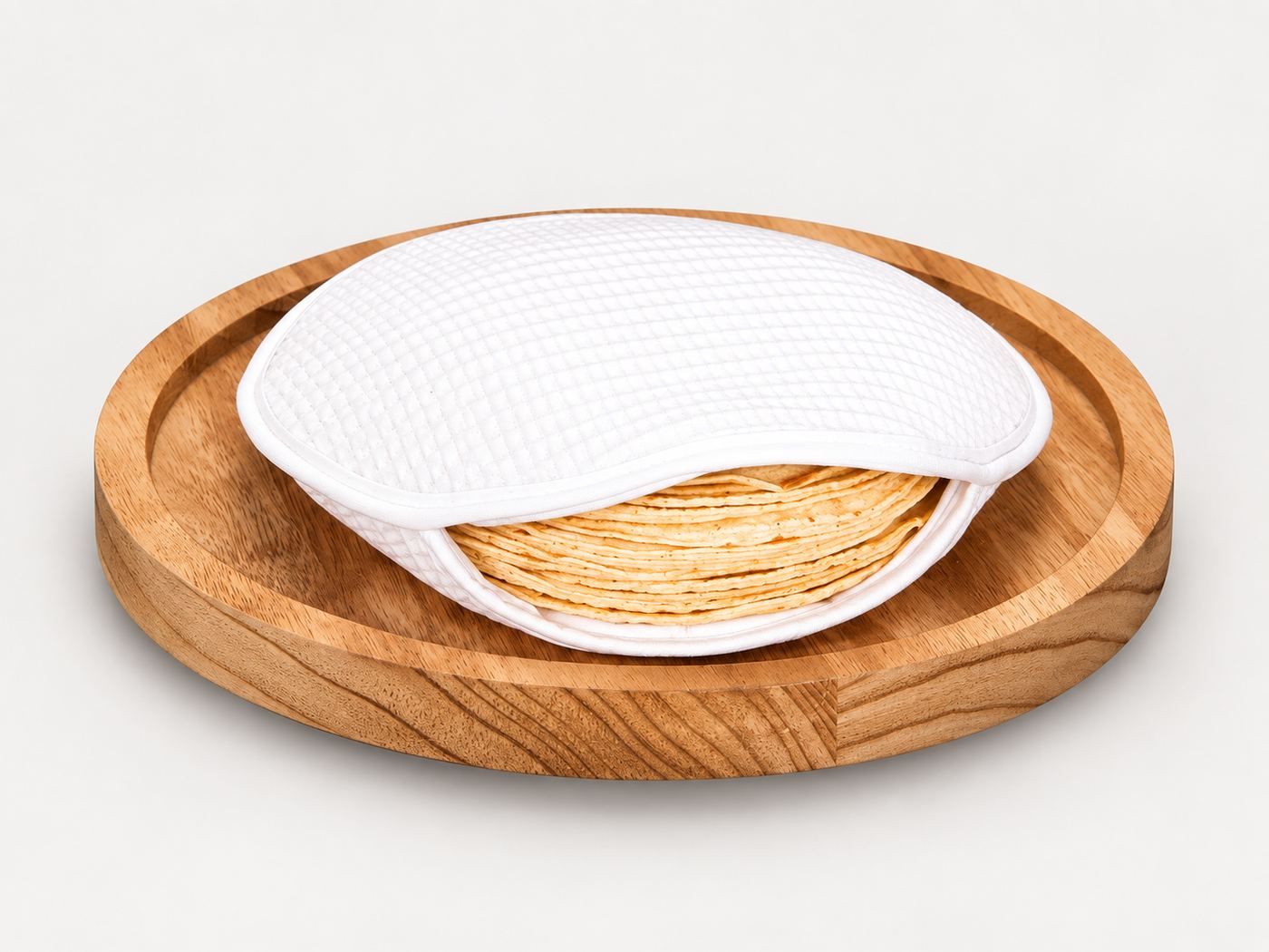 Calentador de tortillas sobre plato de madera